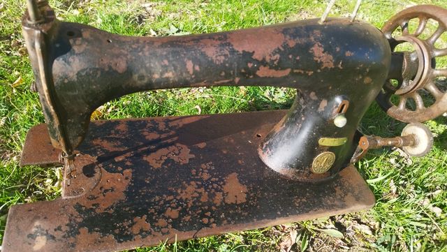 Máquina de coser muy  antigua