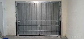 Puerta de garaje basculante de chapa galvanizada.