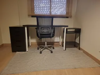 Mesa escritorio, silla y mesa auxiliar