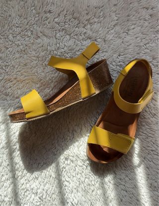 Sandalias amarillas cuña (Yuma)