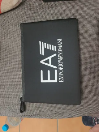 Neceser Emporio Armani Negro de neopreno.