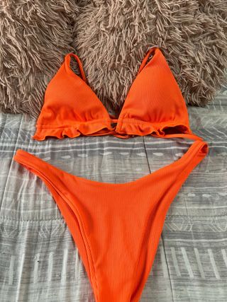 Bikini naranja con volantes