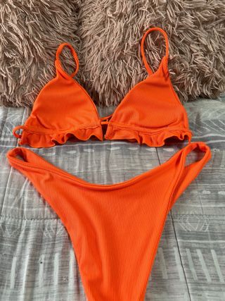 Bikini naranja con volantes