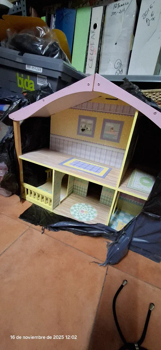 Casinha de bonecas de madeira