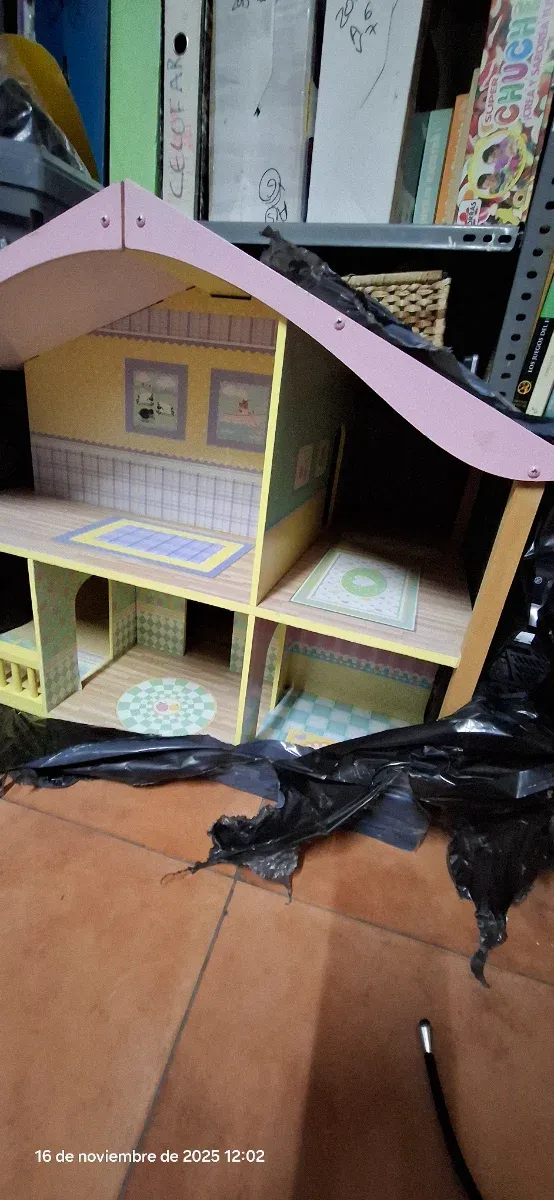 Casinha de bonecas de madeira