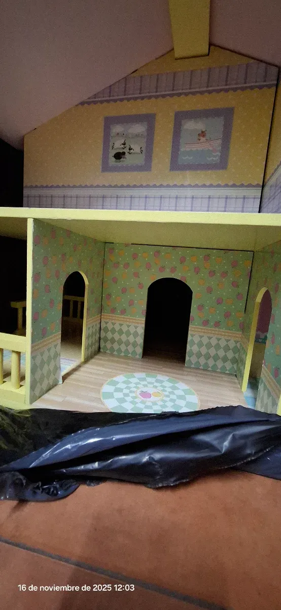 Casinha de bonecas de madeira