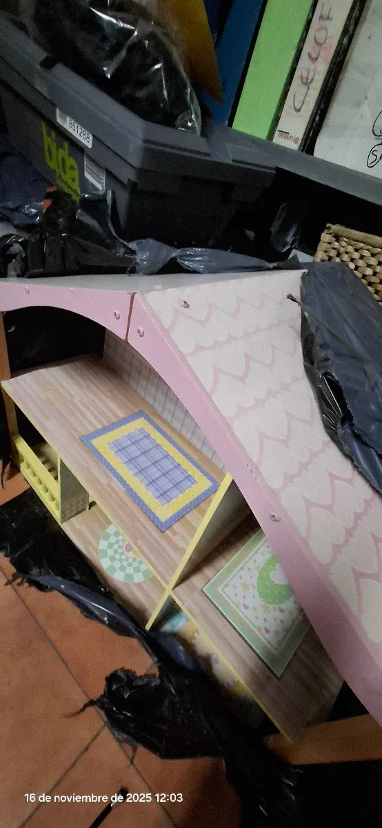 Casinha de bonecas de madeira