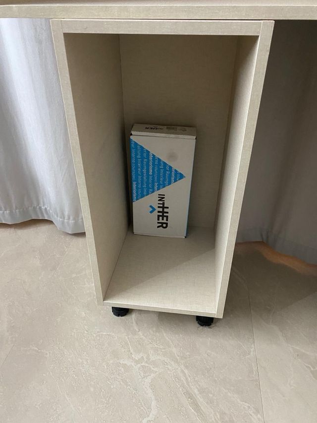 Tocador beige y plateado