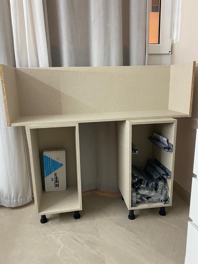 Tocador beige y plateado