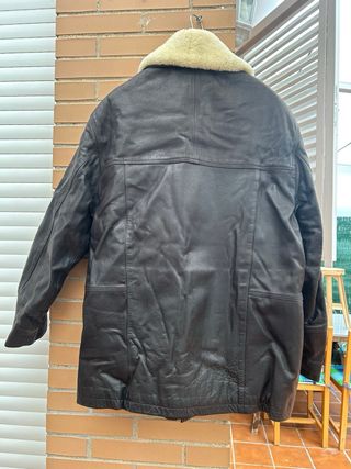 Chaqueta de cuero marrón con cuello de borrego