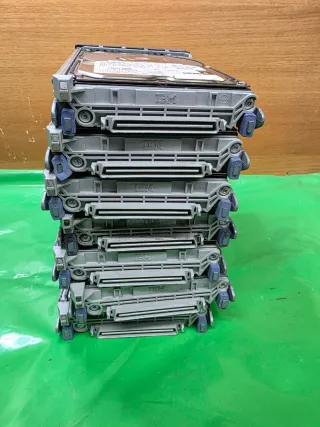 Blocco di 7 dischi SCSI 9.1GB IBM per server