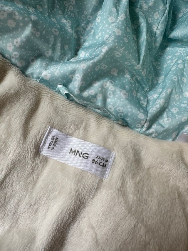 Abrigo de bebé calentito con estampado floral