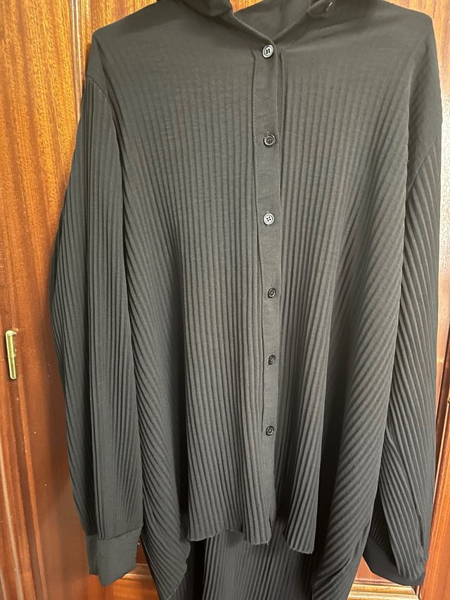 Camisa de mujer negra plisada