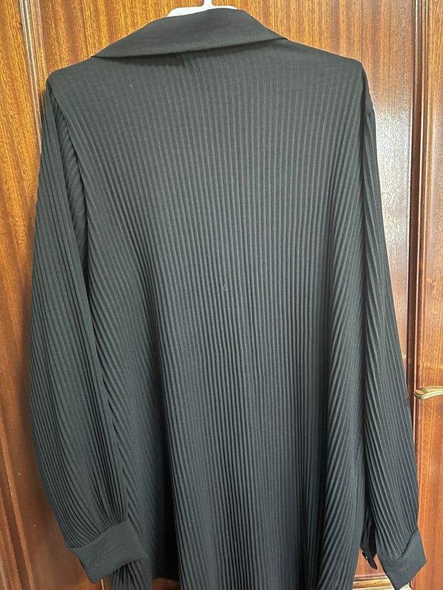 Camisa de mujer negra plisada
