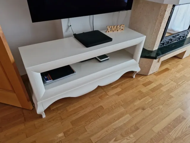 Mesa TV blanca estilo moderno