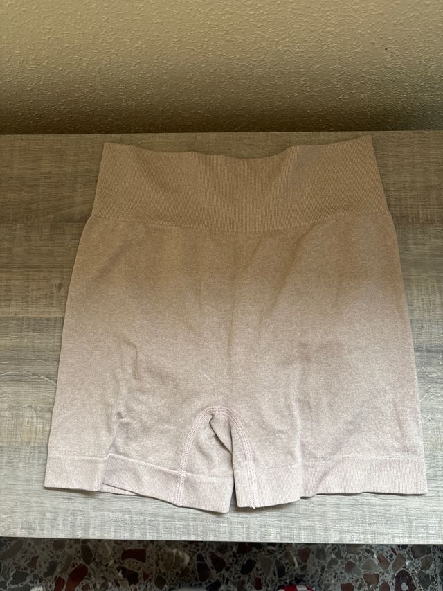 Pantalón corto deportivo beige