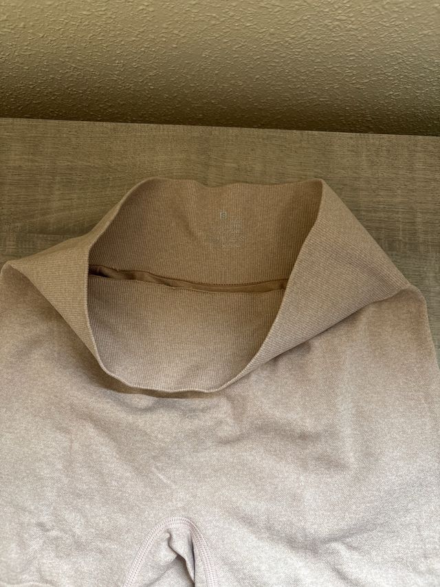 Pantalón corto deportivo beige