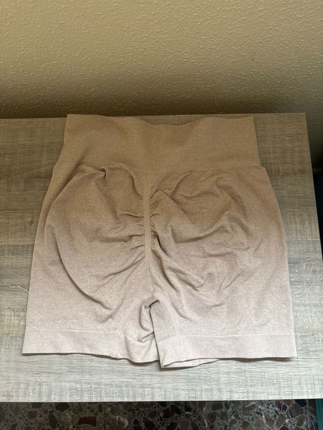 Pantalón corto deportivo beige