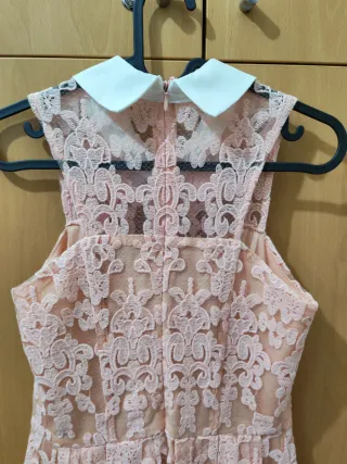 Vestido de encaje rosa y blanco