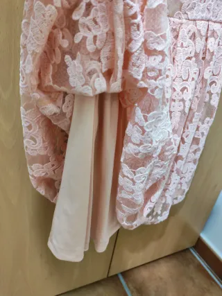 Vestido de encaje rosa y blanco