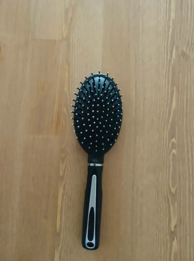 Cepillo para el pelo ovalado negro