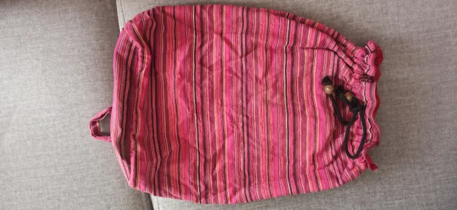 Mochila de tela con rayas rosas