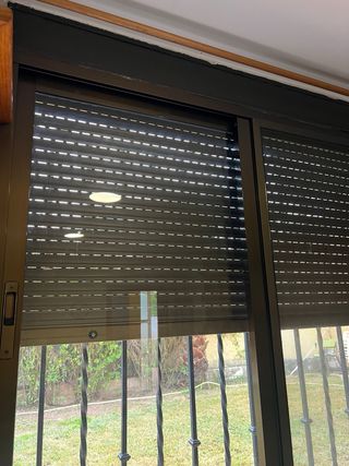 Ventana aluminio con mosquitera y con persiana