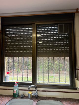 Ventana aluminio con mosquitera y con persiana