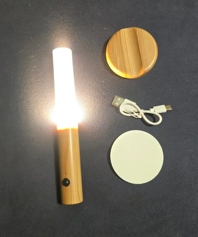 Lampada LED in legno e plastica