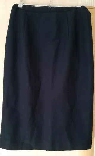 Falda azul marino con botones dorados.