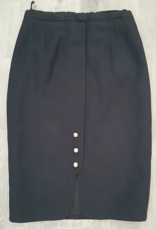 Falda azul marino con botones dorados.