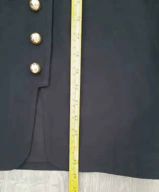 Falda azul marino con botones dorados.