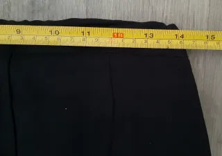 Falda azul marino con botones dorados.