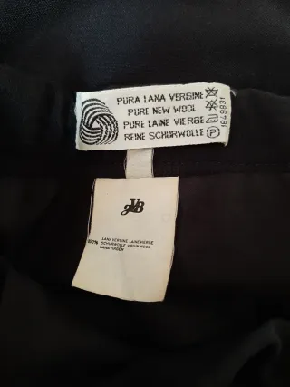 Falda azul marino con botones dorados.