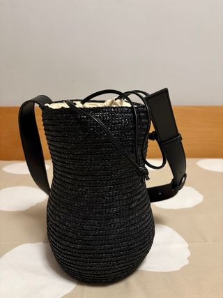 Bolso Zara rafia negro bandolera