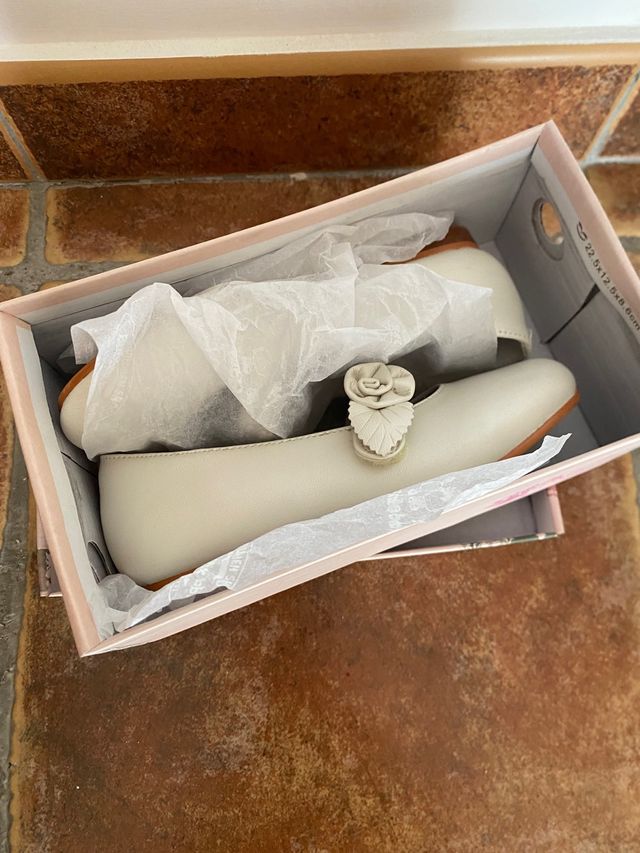 Manoletinas beige con flor