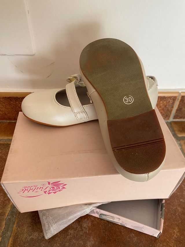 Manoletinas beige con flor