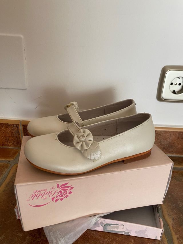 Manoletinas beige con flor