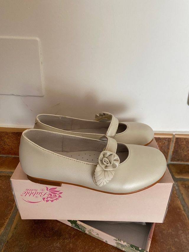 Manoletinas beige con flor