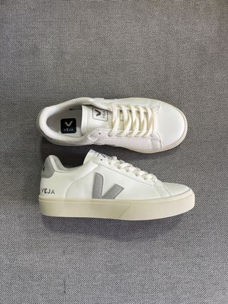 Zapatillas Veja blancas logo gris