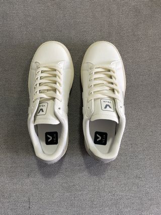 Zapatillas Veja blancas logo gris