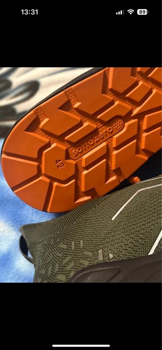 Scarpe antinfortunistiche verdi e arancioni