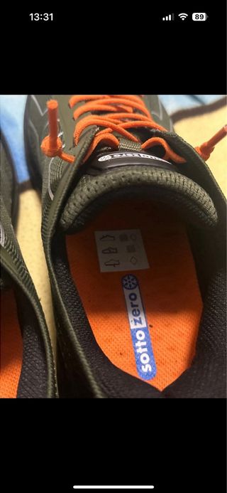 Scarpe antinfortunistiche verdi e arancioni