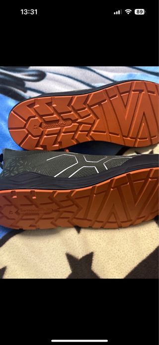 Scarpe antinfortunistiche verdi e arancioni