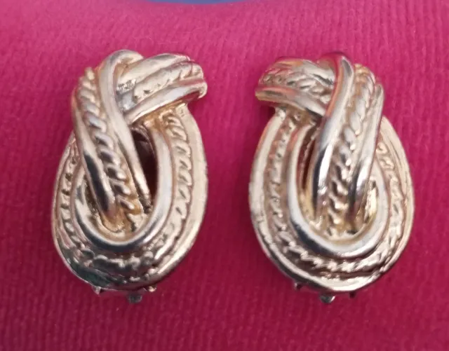 Lote de pendientes dorados con pinza