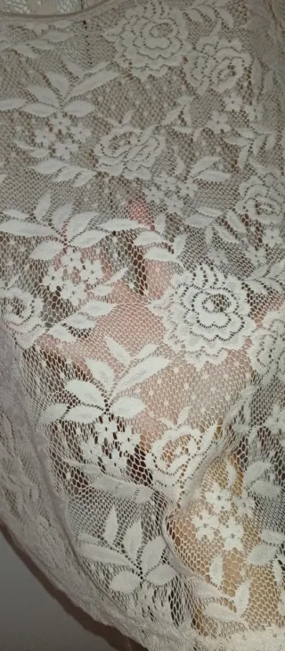 Top encaje beige semitransparente