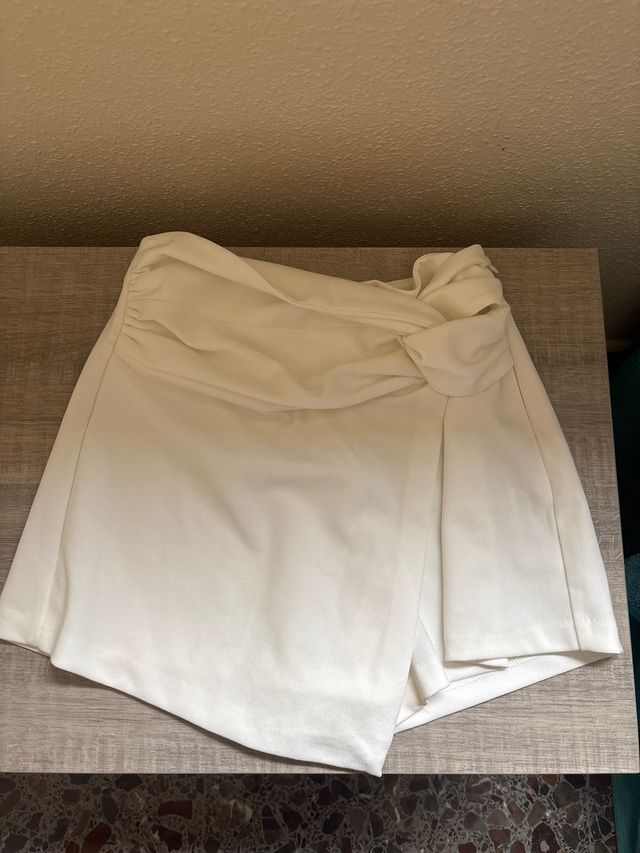 Falda corta blanca con nudo