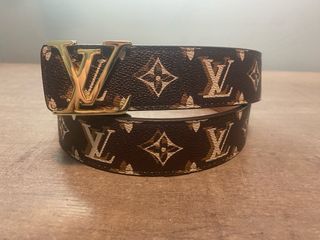 cintura marrone con fibbia dorata