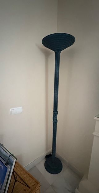 Lámpara de pie azul y gris