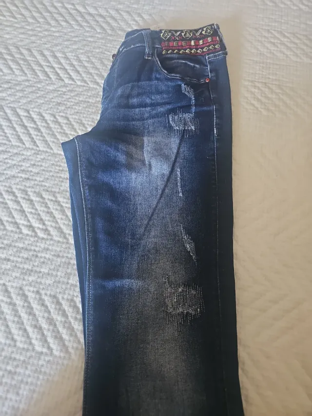 Pantalón vaquero Desigual bordado